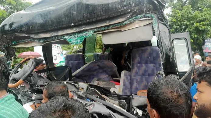 র‌্যাবের পিকনিকের গাড়ির সঙ্গে বাসের মুখোমুখি সংঘর্ষে শিশু নিহত, আহত ২২