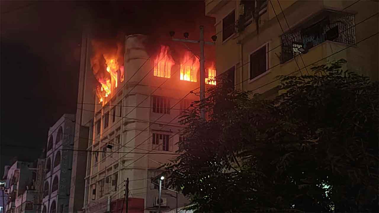 মিরপুরের কালশীতে বহুতল ভবনে আগুন, ফায়ার সার্ভিসের ৪ ইউনিট নিয়ন্ত্রণে