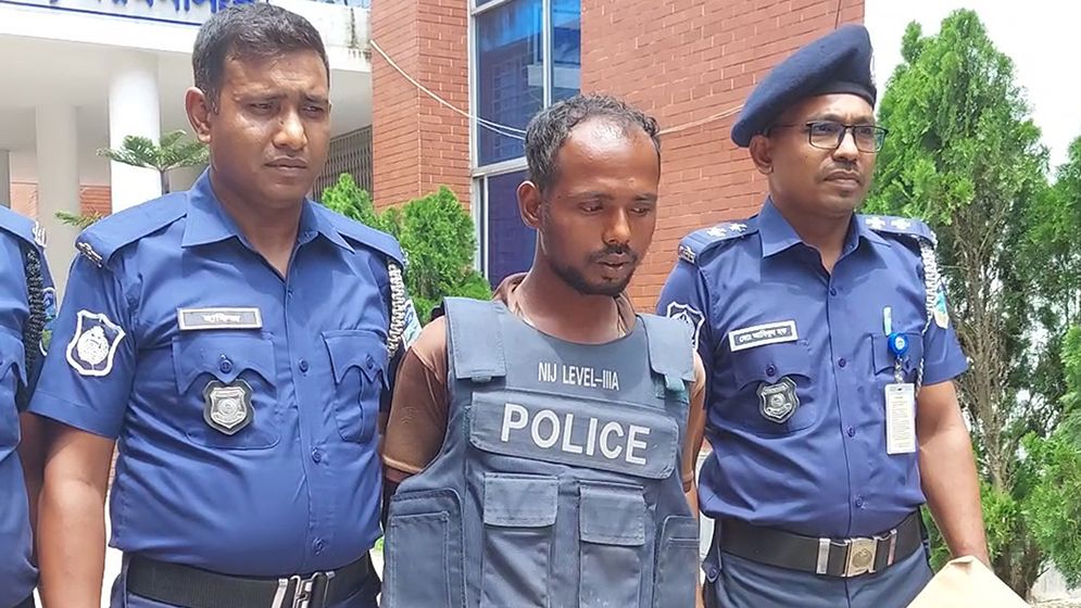 ক্ষোভ থেকে ভাবি-ভাইপো-ভাইজিকে গলা কেটে খুন করে নজরুল