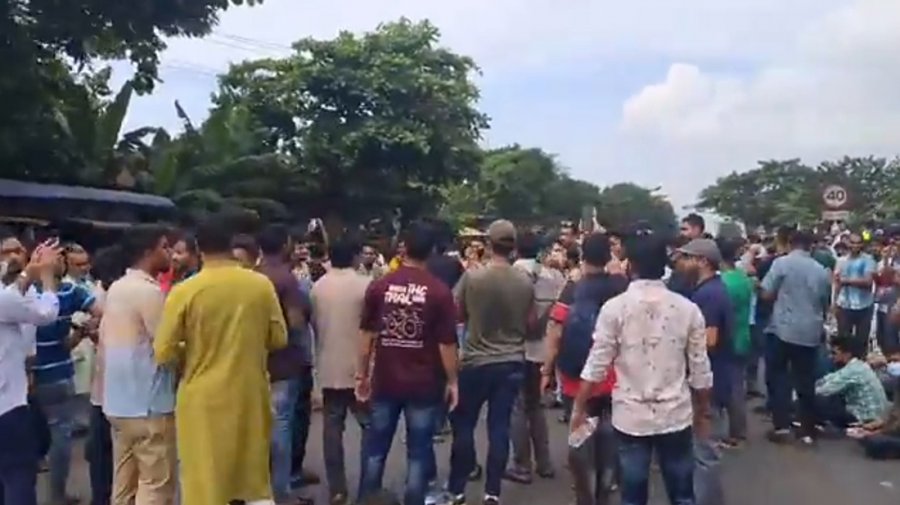 ইসলামী ব্যাংক চাকরিচ্যুতি কর্মকর্তাদের মহাসড়ক অবরোধ