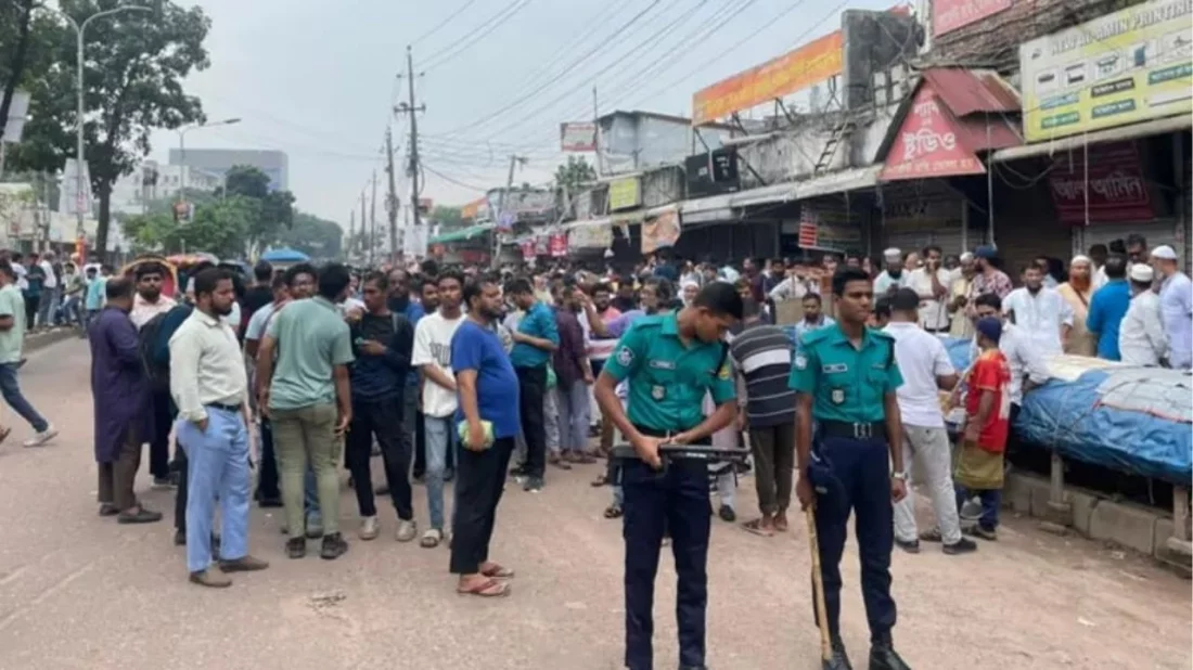 ঢাকা বিশ্ববিদ্যালয় এলাকায় জনতার ভিড়