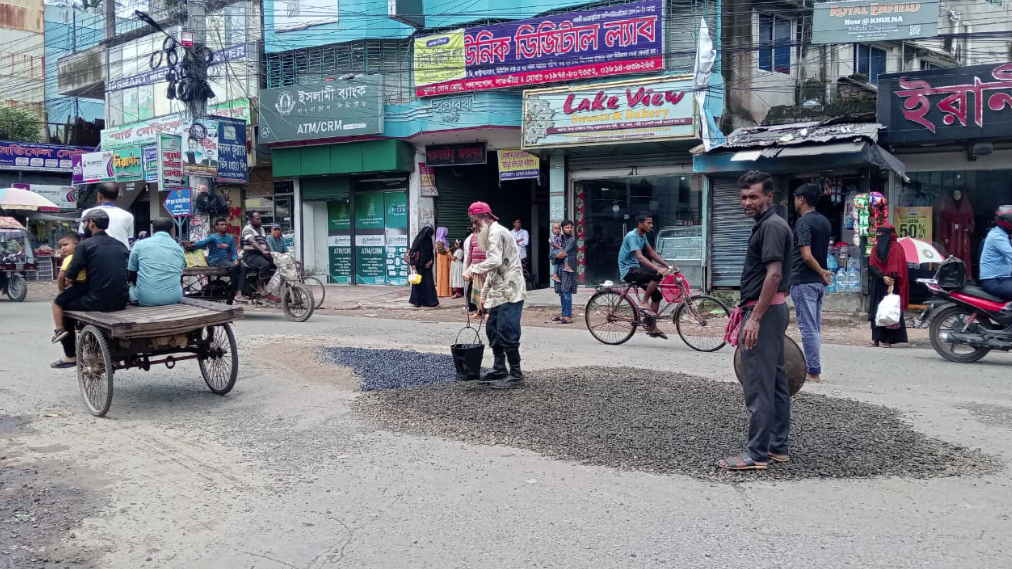 সাতক্ষীরায় আসছেন এনসিপি নেতারা, নেতাদের আগমনে হঠাৎ শুরু সড়ক সংস্কার