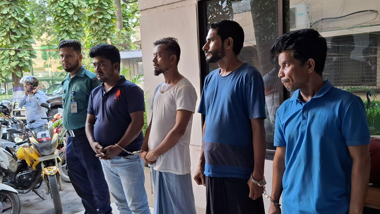 দুদক কর্মকর্তা পরিচয়ে এনসিপি নেত্রীর কাছে ঘুষ চাওয়া প্রতারক চক্রের চারজন গ্রেফতার