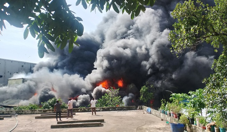 কেইপিজেড কারখানায় আগুন, ফায়ার সার্ভিসের দেড় ঘণ্টার চেষ্টায় নিয়ন্ত্রণে