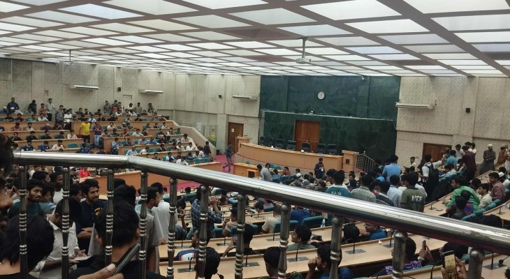 ডাকসু নির্বাচনের ফল ঘোষণার অপেক্ষা: সিনেট হলে উপচেপড়া ভিড়, স্লোগান