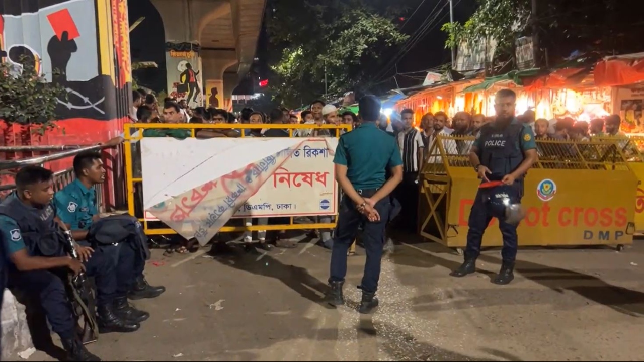 শাহবাগে মুখোমুখি অবস্থানে ছাত্রদল ও শিবির সমর্থকরা