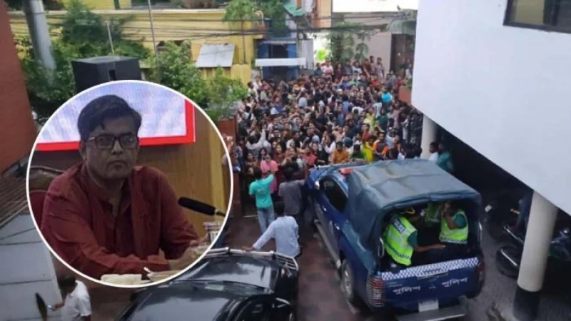 খুলনা প্রেসক্লাবে প্রেস সচিবকে ঘেরাও করে বিক্ষোভ