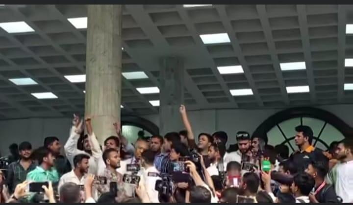 শিবির নেতাকর্মীদের দেখে ‘রাজাকার’ স্লোগান ছাত্রদল কর্মীদের