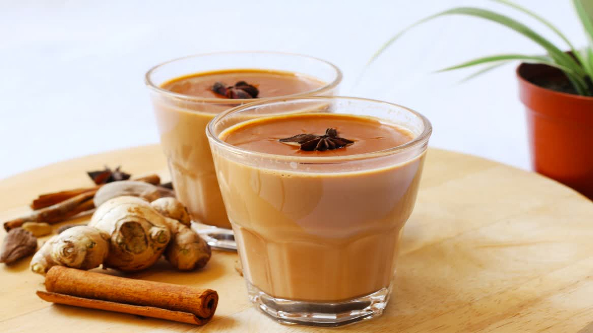 সকালে খালি পেটে চা খান? জেনে নিন কী হয়