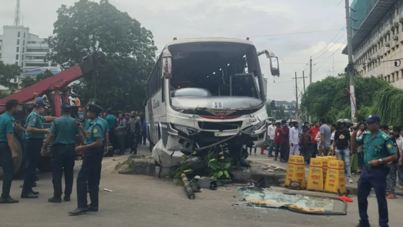 রাজধানীর মিরপুরে বাসের চাপায় নিহত শিক্ষার্থী